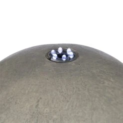 Trafalgar Gartenbrunnen 1,5m LED Fiberglas-Zement 4,5 Kg Ziersteine 11 Trafalgar Gartenbrunnen 1,5m LED Fiberglas-Zement 4,5 Kg Ziersteine -Der Grillgarten Winkels 10031620 yy 0004 detail Blumfeldt Trafalgar Zierbrunnen Gartenbrunnen Tuff